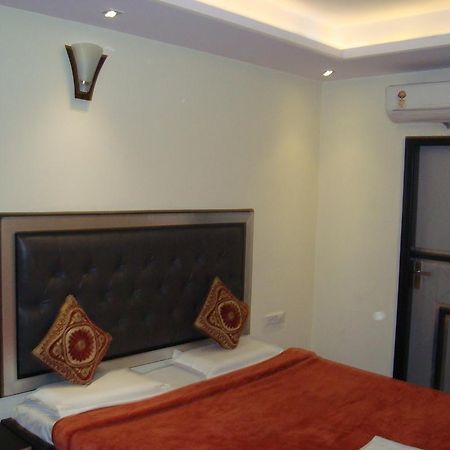 Hotel S P New Delhi Bagian luar foto