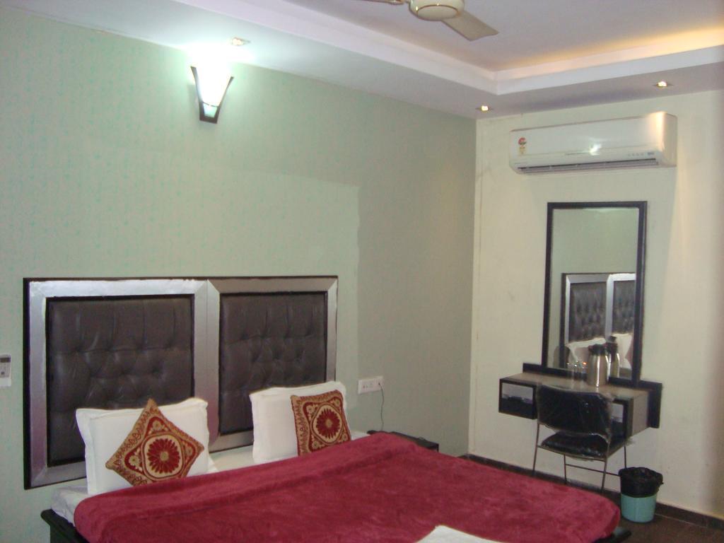 Hotel S P New Delhi Bagian luar foto